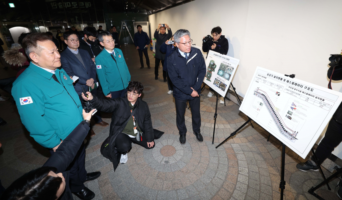 ▲이상민 행정안전부 장관이 15일 서울 종로구 경복궁역에서 지난해 에스컬레이터 역주행 사고가 발생한 현장을 찾아 안전점검을 한 뒤 관계자의 보고를 받고 있다. 신태현 기자 holjjak@