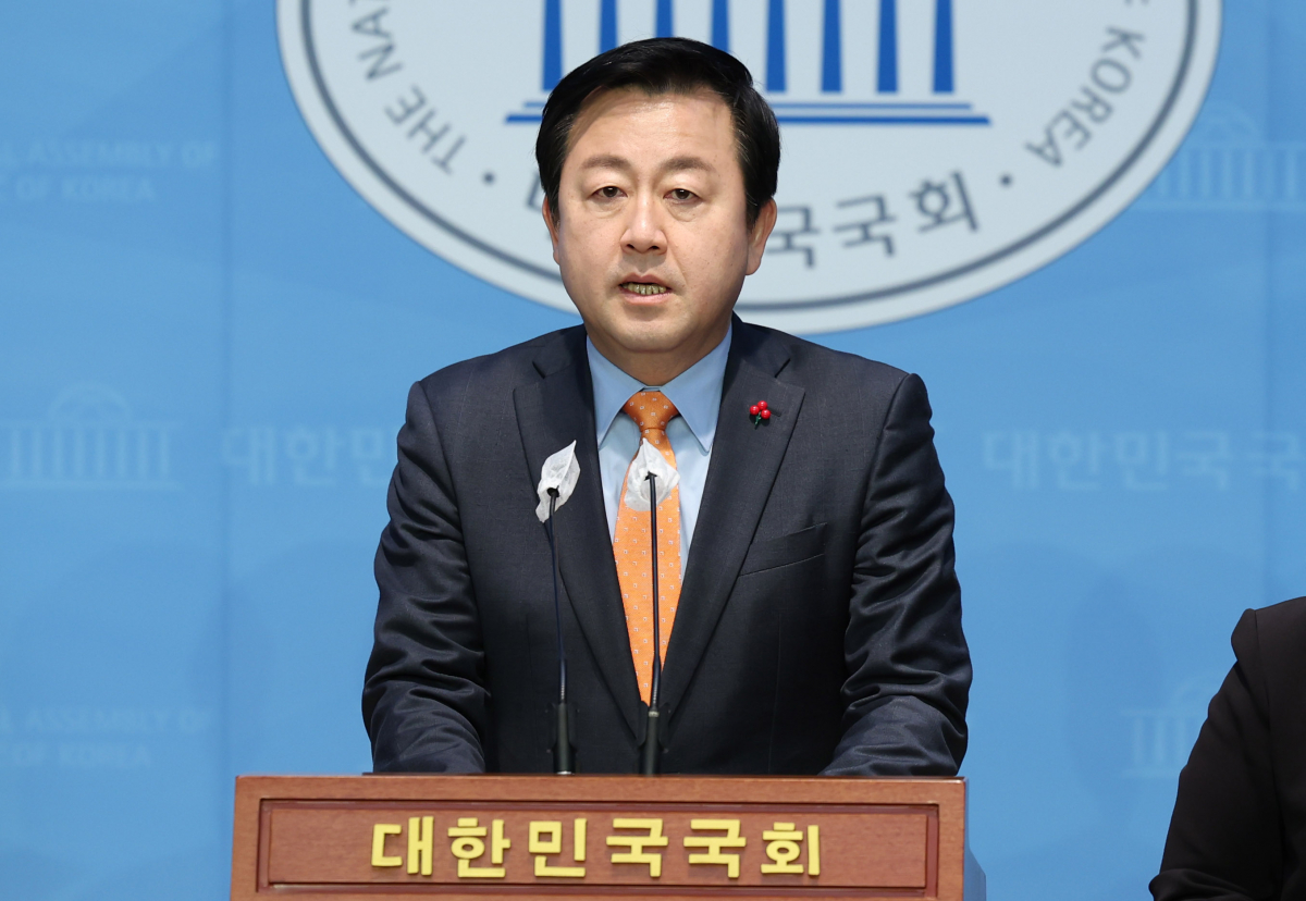 ▲[서울=뉴시스] 추상철 기자 = 김용남 개혁신당 전략기획위원장이 15일 오전 서울 여의도 국회에서 개혁신당 정강정책 관련 기자회견을 하고 있다. 2024.01.15. scchoo@newsis.com