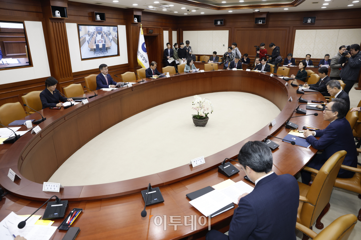 ▲최상목 경제부총리 겸 기획재정부 장관이 16일 오전 서울 종로구 정부서울청사에서 비상경제장관회의 겸 물가관계장관회의를 주재하고 있다. 조현호 기자 hyunho@