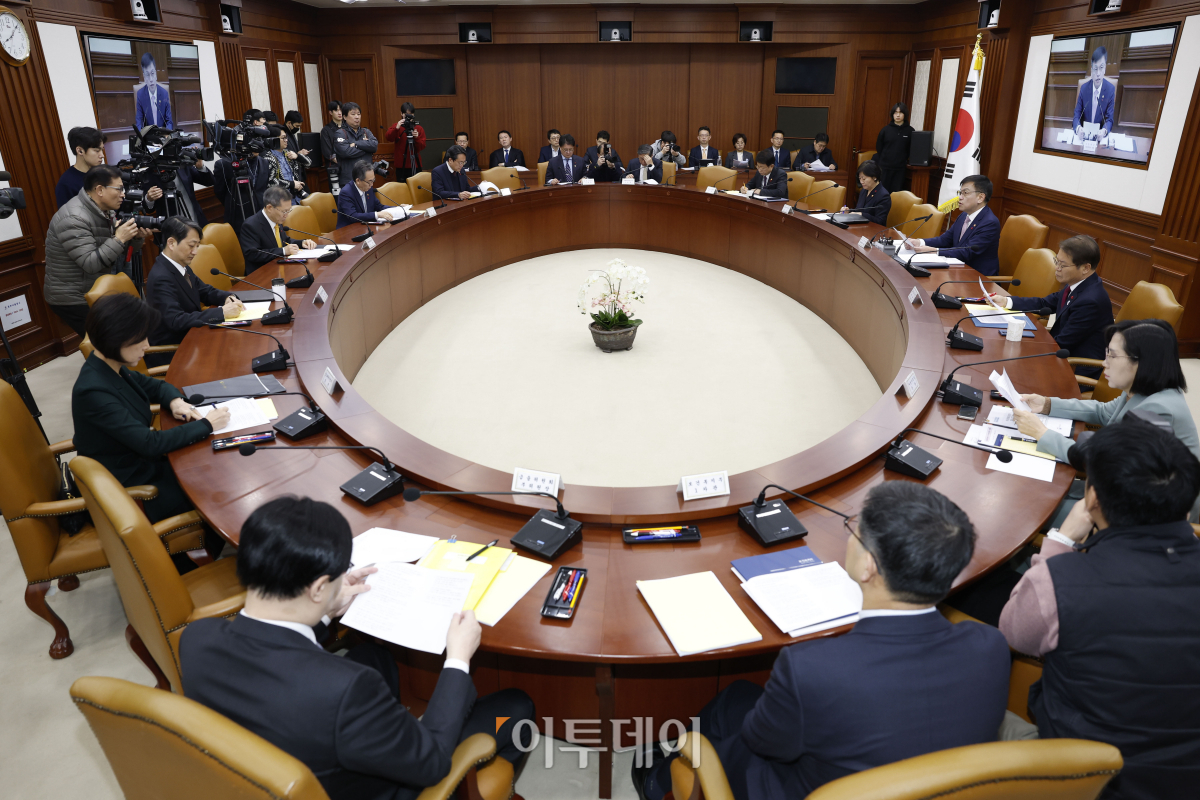 ▲최상목 경제부총리 겸 기획재정부 장관이 16일 오전 서울 종로구 정부서울청사에서 비상경제장관회의 겸 물가관계장관회의를 주재하고 있다. 조현호 기자 hyunho@