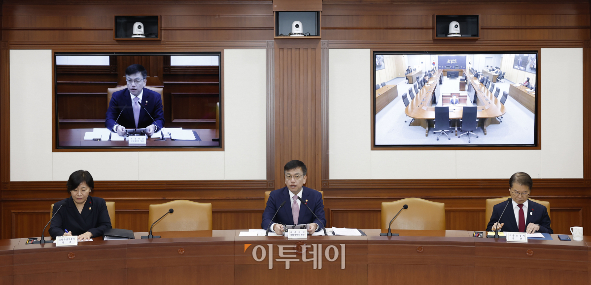 ▲최상목 경제부총리 겸 기획재정부 장관이 16일 오전 서울 종로구 정부서울청사에서 비상경제장관회의 겸 물가관계장관회의를 주재하고 있다. 조현호 기자 hyunho@