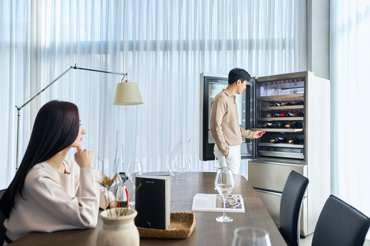 ▲ LG전자가 프리미엄 가전의 차원이 다른 고객가치를 전하는 체험공간 ‘어나더빌라’ 를 열었다. 모델들이 어나더빌라에서 LG전자 제품을 체험하고 있다. (사진제공=LG전자)