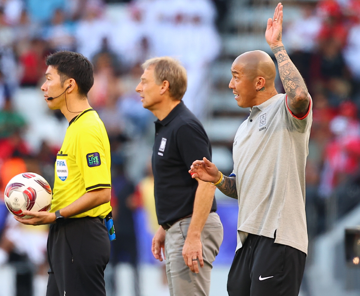 ▲15일(현지시간) 카타르 도하 자심 빈 하마드 스타디움에서 열린 2023 아시아축구연맹(AFC) 아시안컵 조별리그 E조 한국과 바레인의 경기. 대표팀 차두리 코치가 선수들에게 신호를 보내고 있다. (연합뉴스)
