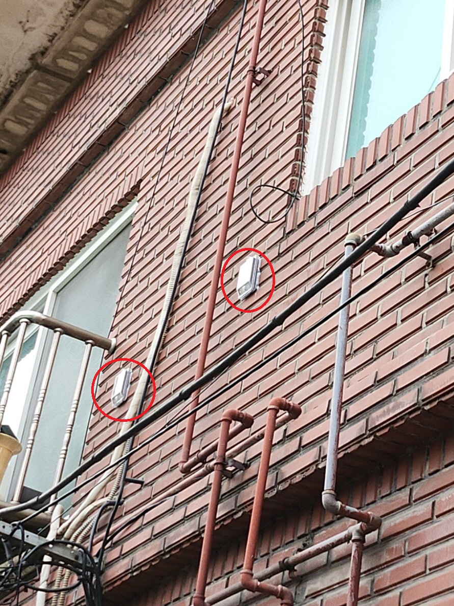 ▲공동주택 가스배관 옆 건물 외벽에 설치한 침입감지장치. 사진제공-강북구