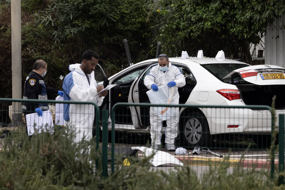 ▲이스라엘 경찰이 15일(현지시간) 차량 테러 현장을 감식하고 있다. 라아나나(이스라엘)/EPA연합뉴스
