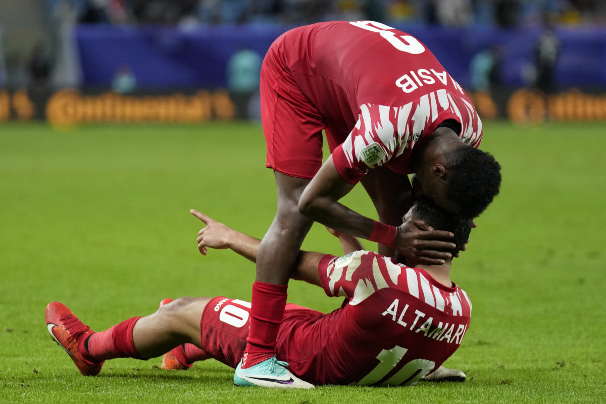 ▲요르단의 무사 알타마리(아래)가 15일(현지시간) 카타르 알와크라의 알자누브 스타디움에서 열린 2023 아시아축구연맹(AFC) 아시안컵 조별리그 E조 말레이시아와의 경기 후반 40분 팀의 네 번째 골을 넣고 동료와 기쁨을 나누고 있다. 요르단은 김판곤 감독이 이끄는 말레이시아를 4-0으로 완파, 한국을 제치고 E조 1위에 올라섰다.(AP/뉴시스)
