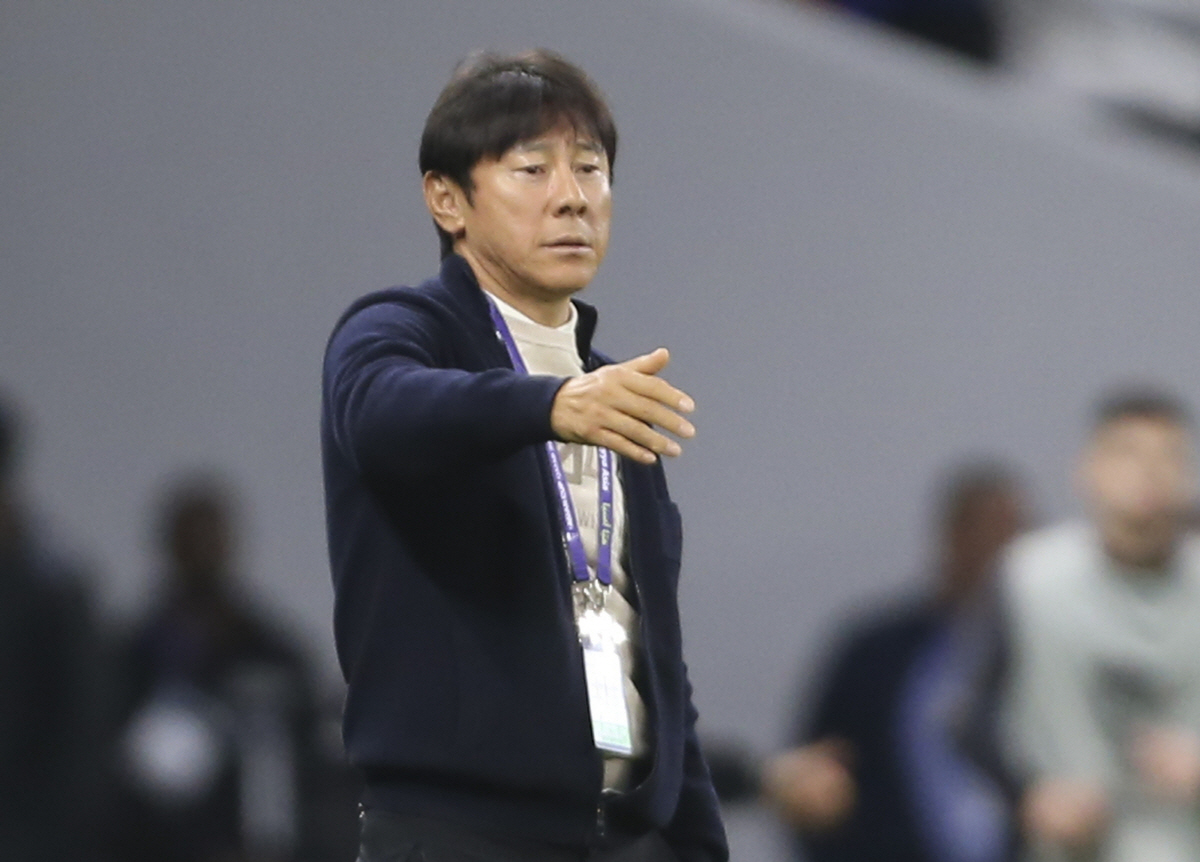 ▲인도네시아의 신태용 감독이 15일(현지시간) 카타르 알 라얀의 아흐마드 빈 알리 스타디움에서 열린 2023 아시아축구연맹(AFC) 아시안컵 조별리그 D조 1차전 이라크와의 경기를 지휘하고 있다. 인도네시아는 1-3으로 패하며 조 최하위를 기록했다.(AP/뉴시스)
