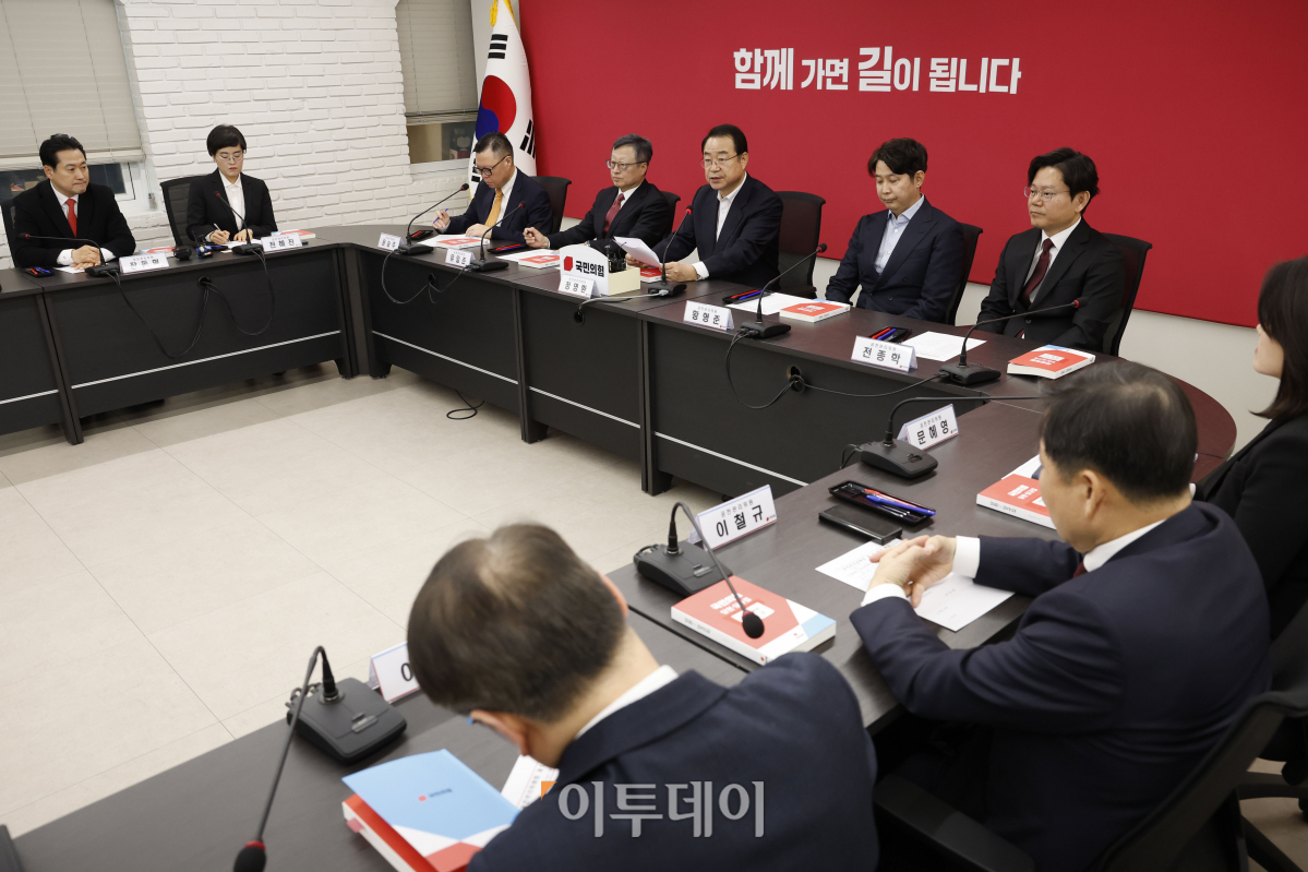 ▲정영환 국민의힘 공천관리위원장이 16일 오후 서울 여의도 국민의힘 중앙당사에서 열린 공천관리위원회 1차 회의에서 발언을 하고 있다. 조현호 기자 hyunho@