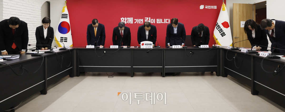 ▲정영환 국민의힘 공천관리위원장을 비롯한 공천관리위원들이 16일 오후 서울 여의도 국민의힘 중앙당사에서 열린 공천관리위원회 1차 회의에 앞서 인사를 하고 있다. 조현호 기자 hyunho@