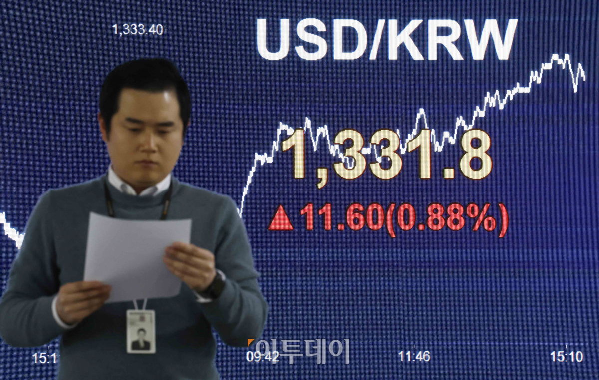 ▲원·달러 환율이 두 달여만에 1330원을 돌파한 16일 서울 영등포구 KB국민은행 딜링룸 전광판에 원·달러 환율이 표시되고 있다. 이날 원·달러 환율은 전 거래일보다 11.60(0.88%)원 오른 1331.8원을 나타냈다. 조현호 기자 hyunho@