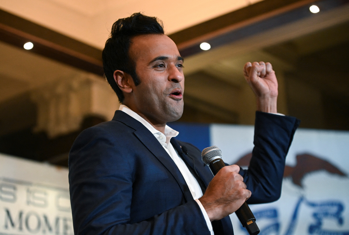 ▲비벡 라마스와미가 15일(현지시간) 아이오와 코커스(당원대회) 행사장에서 연설하고 있다. 디모인(미국)/로이터연합뉴스
