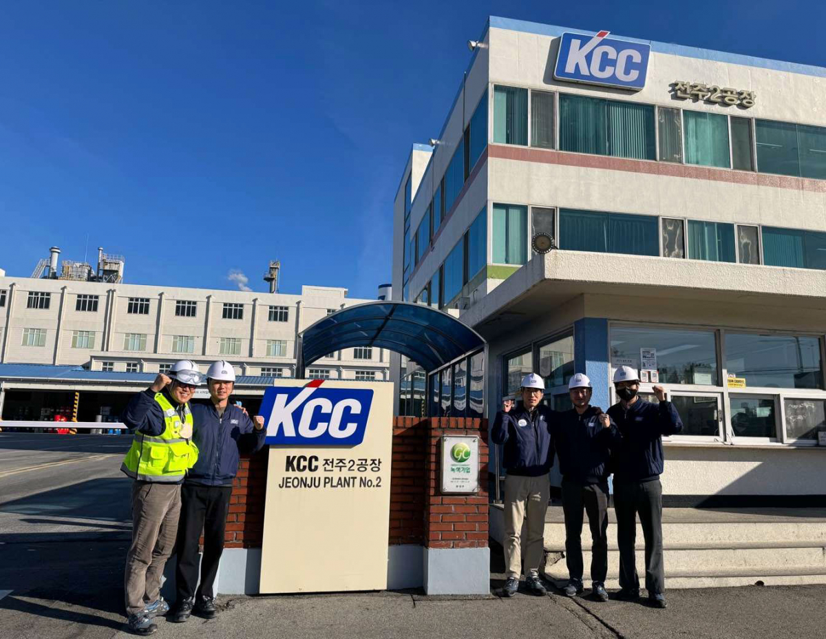 ▲KCC 전주 2공장 담당자들이 녹색기업 현판 앞에서 기념촬영을 하고 있다. (사진제공=KCC)