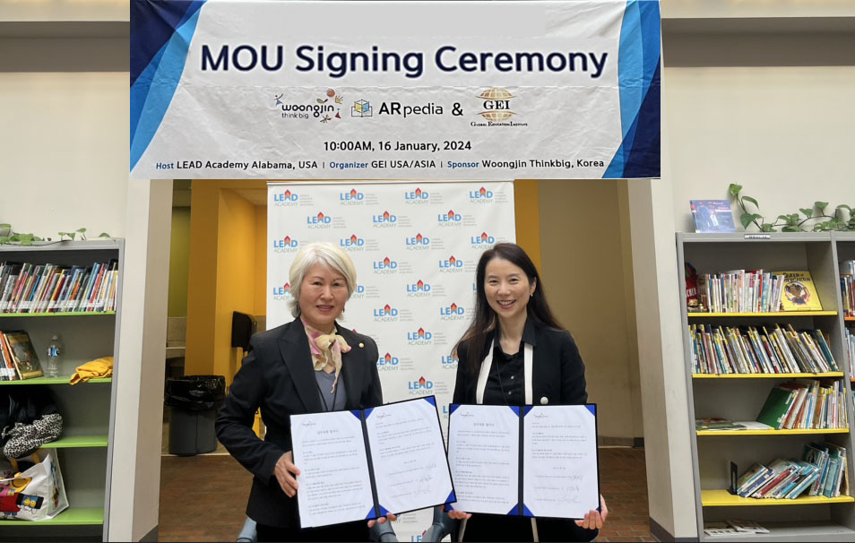 ▲AR피디아 공급 MOU를 체결한 그레이스 리(Grace Lee) 글로벌 교육원 USA 대표이사(왼쪽)와 김주랑 웅진씽크빅 AR피디아팀 수석연구원이 기념 촬영하고 있다. (사진제공=웅진씽크빅)