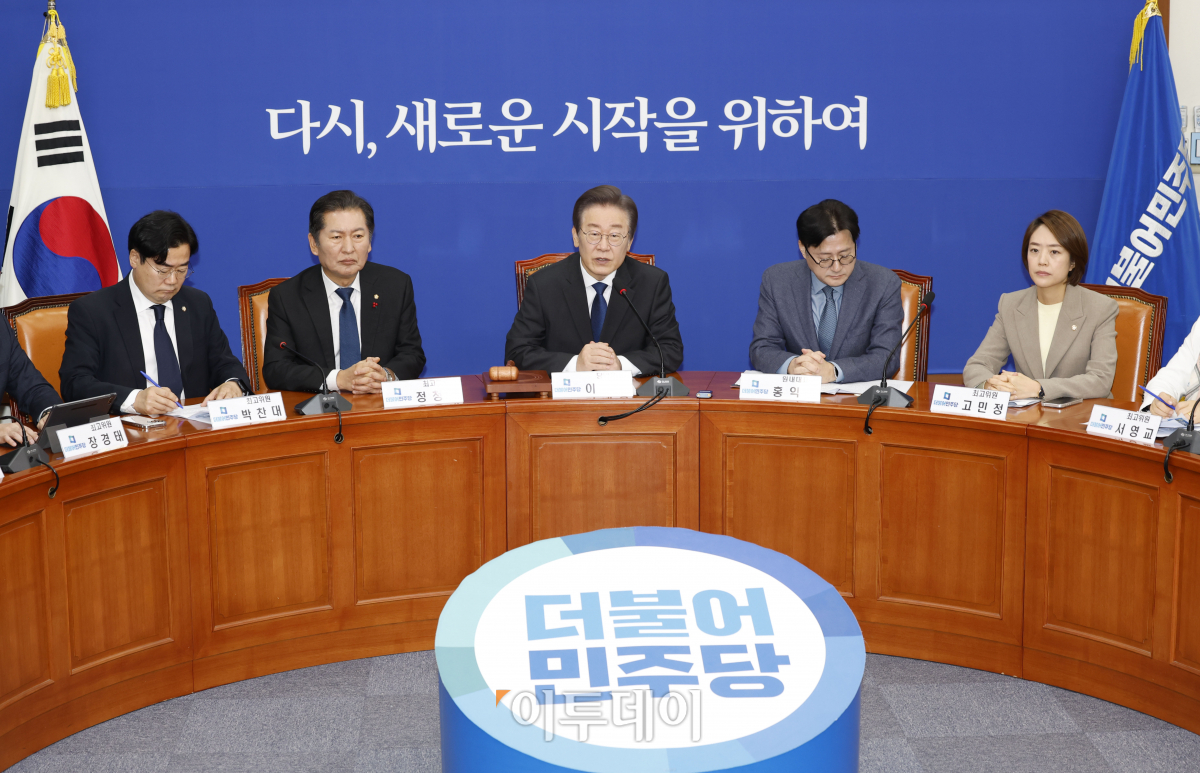 ▲이재명 더불어민주당 대표가 17일 오전 서울 여의도 국회에서 열린 더불어민주당 최고위원회의에서 발언을 하고 있다. 조현호 기자 hyunho@