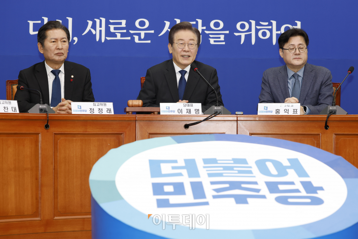 ▲이재명 더불어민주당 대표가 17일 오전 서울 여의도 국회에서 열린 더불어민주당 최고위원회의에서 발언을 하고 있다. 조현호 기자 hyunho@