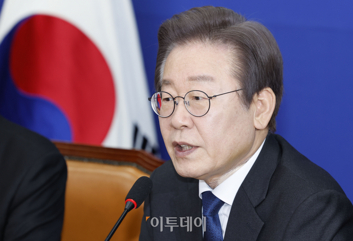 ▲이재명 더불어민주당 대표가 17일 오전 서울 여의도 국회에서 열린 더불어민주당 최고위원회의에서 발언을 하고 있다. 조현호 기자 hyunho@