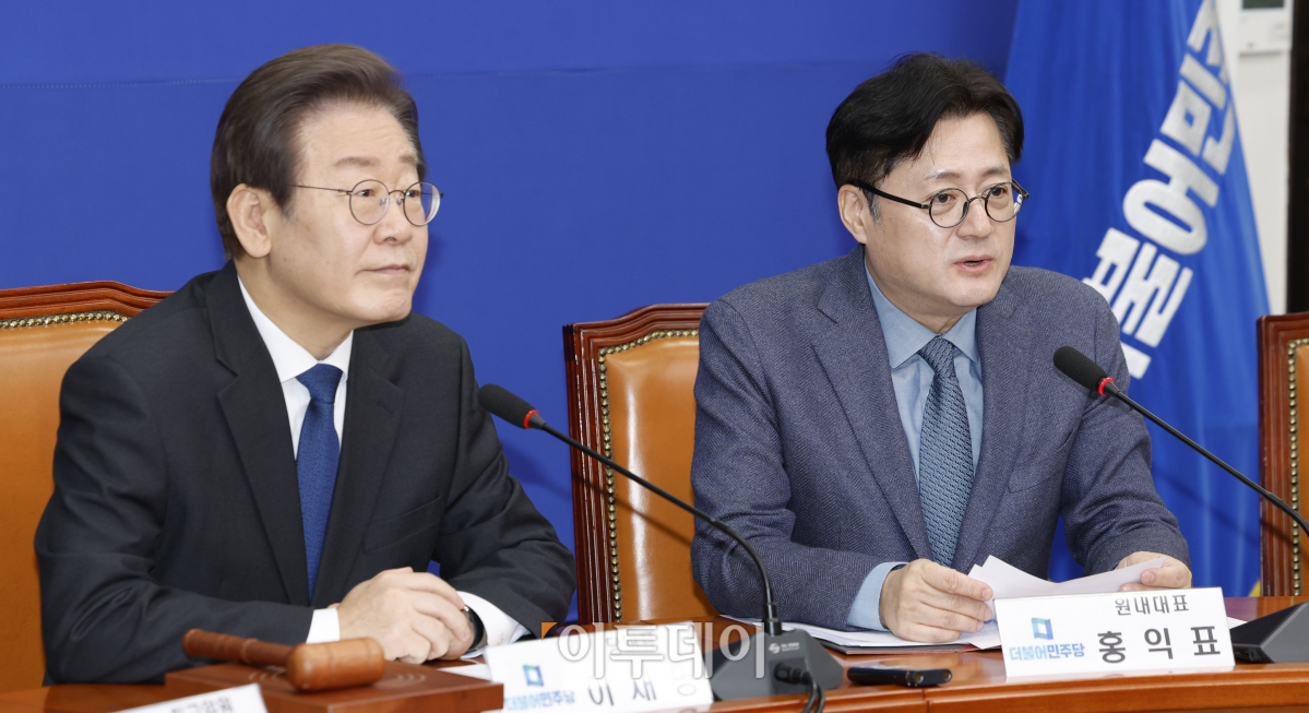 ▲홍익표 더불어민주당 원내대표가 17일 오전 서울 여의도 국회에서 열린 더불어민주당 최고위원회의에서 발언을 하고 있다. 왼쪽은 이재명 더불어민주당 대표. 조현호 기자 hyunho@