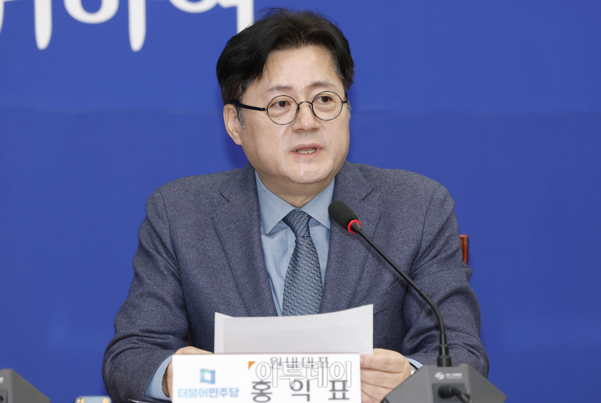 ▲홍익표 더불어민주당 원내대표가 17일 오전 서울 여의도 국회에서 열린 더불어민주당 최고위원회의에서 발언을 하고 있다. 조현호 기자 hyunho@