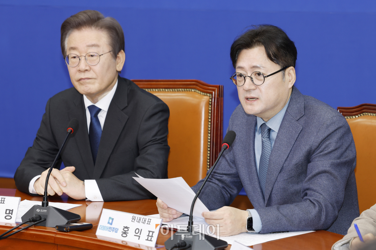 ▲홍익표 더불어민주당 원내대표가 17일 오전 서울 여의도 국회에서 열린 더불어민주당 최고위원회의에서 발언을 하고 있다. 왼쪽은 이재명 더불어민주당 대표. 조현호 기자 hyunho@