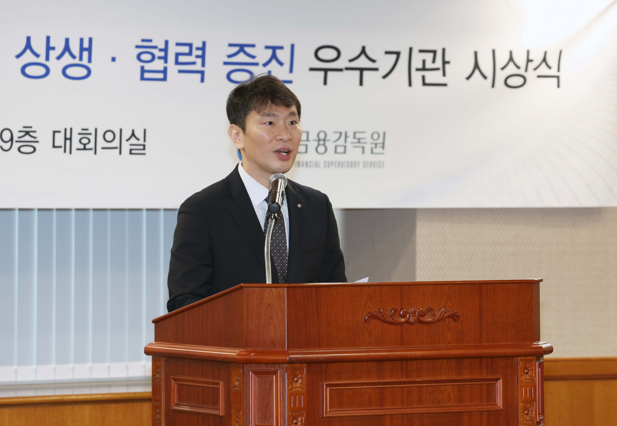 ▲이복현 금융감독원장이 17일 서울 여의도 금융감독원에서 열린 제3회 '상생·협력 금융신상품' 우수사례 및 '23년 상생·협력 증진 우수기관 시상식에서 인사말을 하고 있다. 신태현 기자 holjjak@
