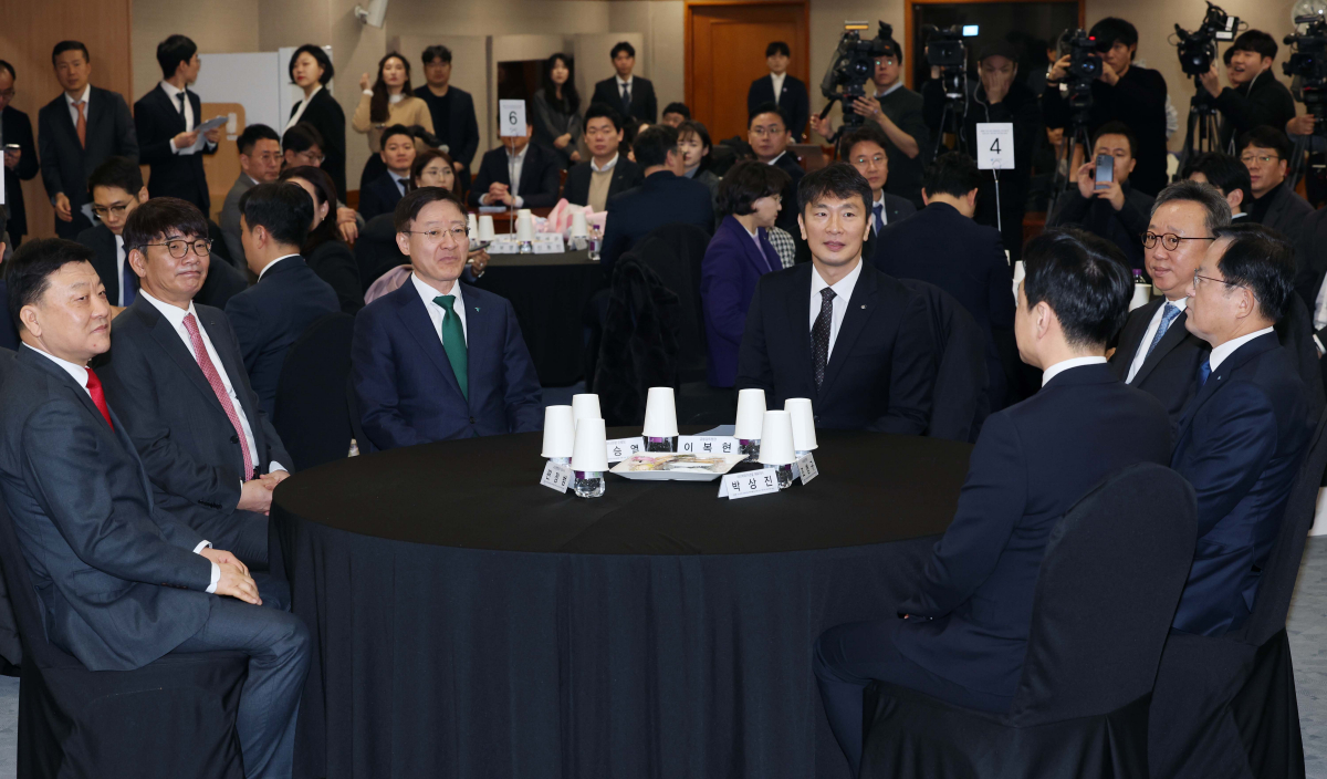 ▲이복현(가운데) 금융감독원장이 17일 서울 여의도 금융감독원에서 열린 제3회 '상생·협력 금융신상품' 우수사례 및 '23년 상생·협력 증진 우수기관 시상식에서 금융회사 대표들과 대화하고 있다. 신태현 기자 holjjak@