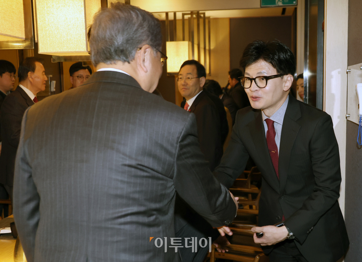 ▲한동훈 국민의힘 비상대책위원장이 17일 서울 여의도의 한 식당에서 열린 4·5선 중진 의원 오찬 간담회에 참석하며 참석자들과 인사를 하고 있다. 조현호 기자 hyunho@