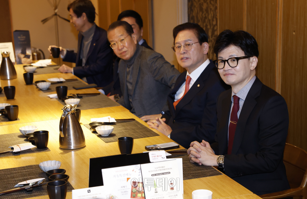 ▲한동훈 국민의힘 비상대책위원장이 17일 서울 여의도의 한 식당에서 4·5선 중진 의원 오찬 간담회를 하고 있다. 조현호 기자 hyunho@