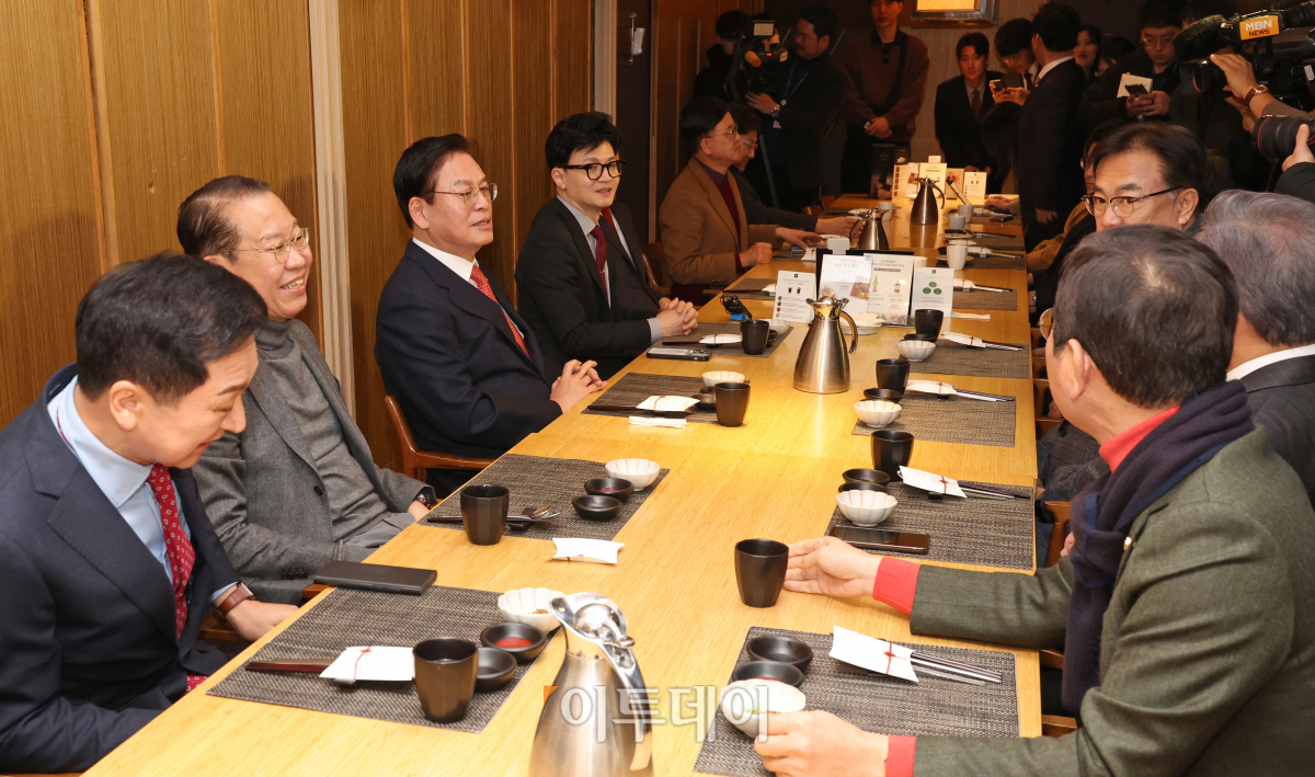 ▲한동훈 국민의힘 비상대책위원장이 17일 서울 여의도의 한 식당에서 4·5선 중진 의원 오찬 간담회를 하고 있다. 조현호 기자 hyunho@