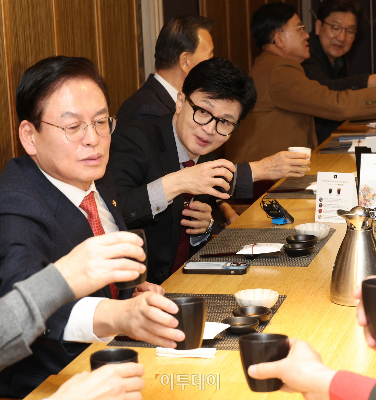 ▲한동훈 국민의힘 비상대책위원장이 17일 서울 여의도의 한 식당에서 4·5선 중진 의원 오찬 간담회를 하고 있다. 조현호 기자 hyunho@