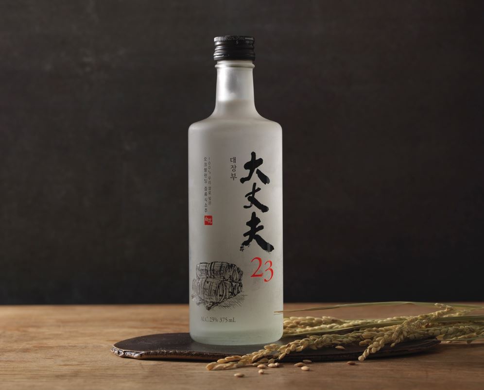 ▲롯데칠성음료가 2016년 5월 출시했다가 2021년 연말께 단종한 정통 증류식 소주 브랜드 '대장부'  (사진제공=롯데칠성음료)