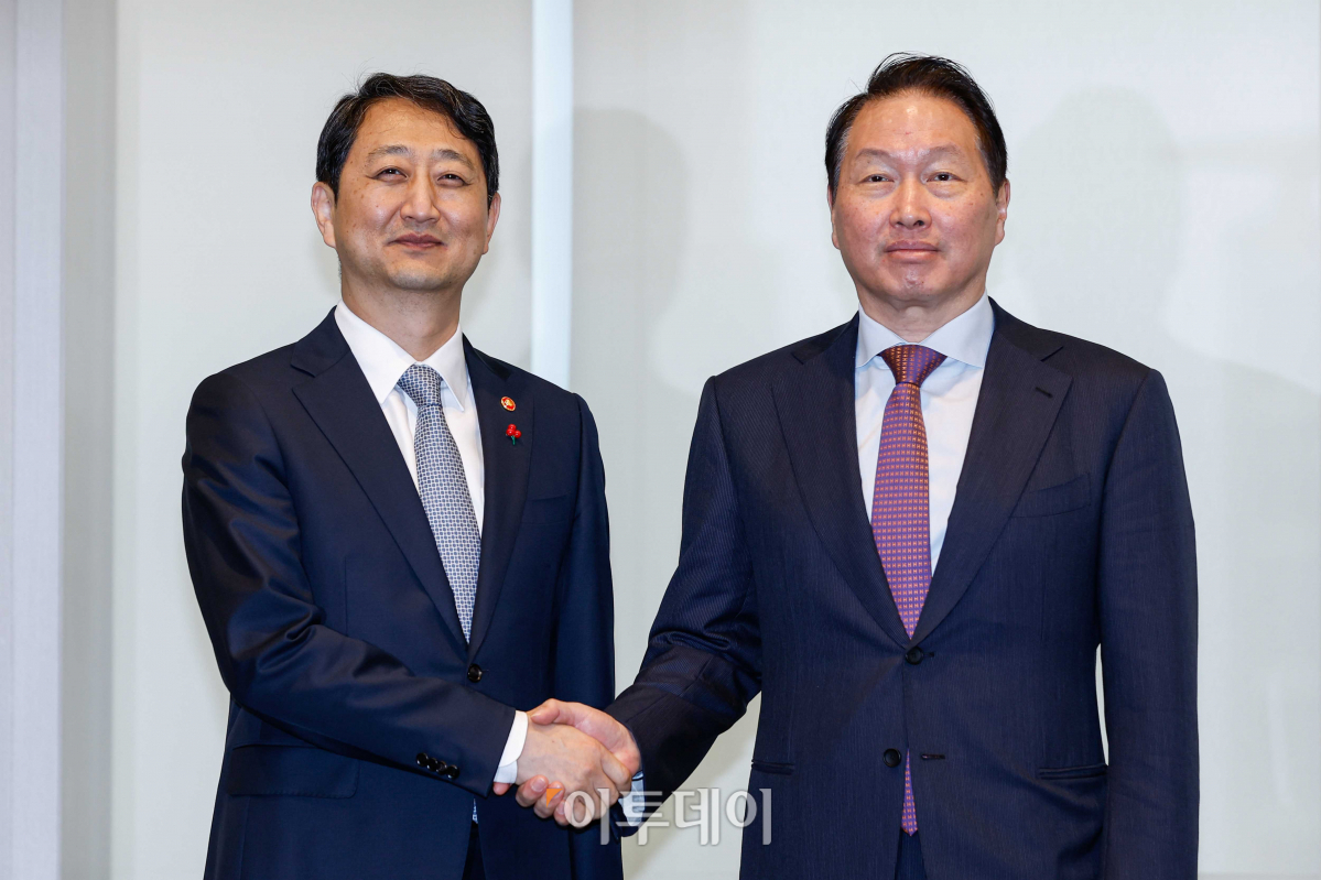 ▲안덕근 산업통상자원부 장관이 17일 서울 중구 대한상공회의소를 찾아 최태원 대한상공회의소 회장과 기념촬영을 하고 있다. 조현호 기자 hyunho@
