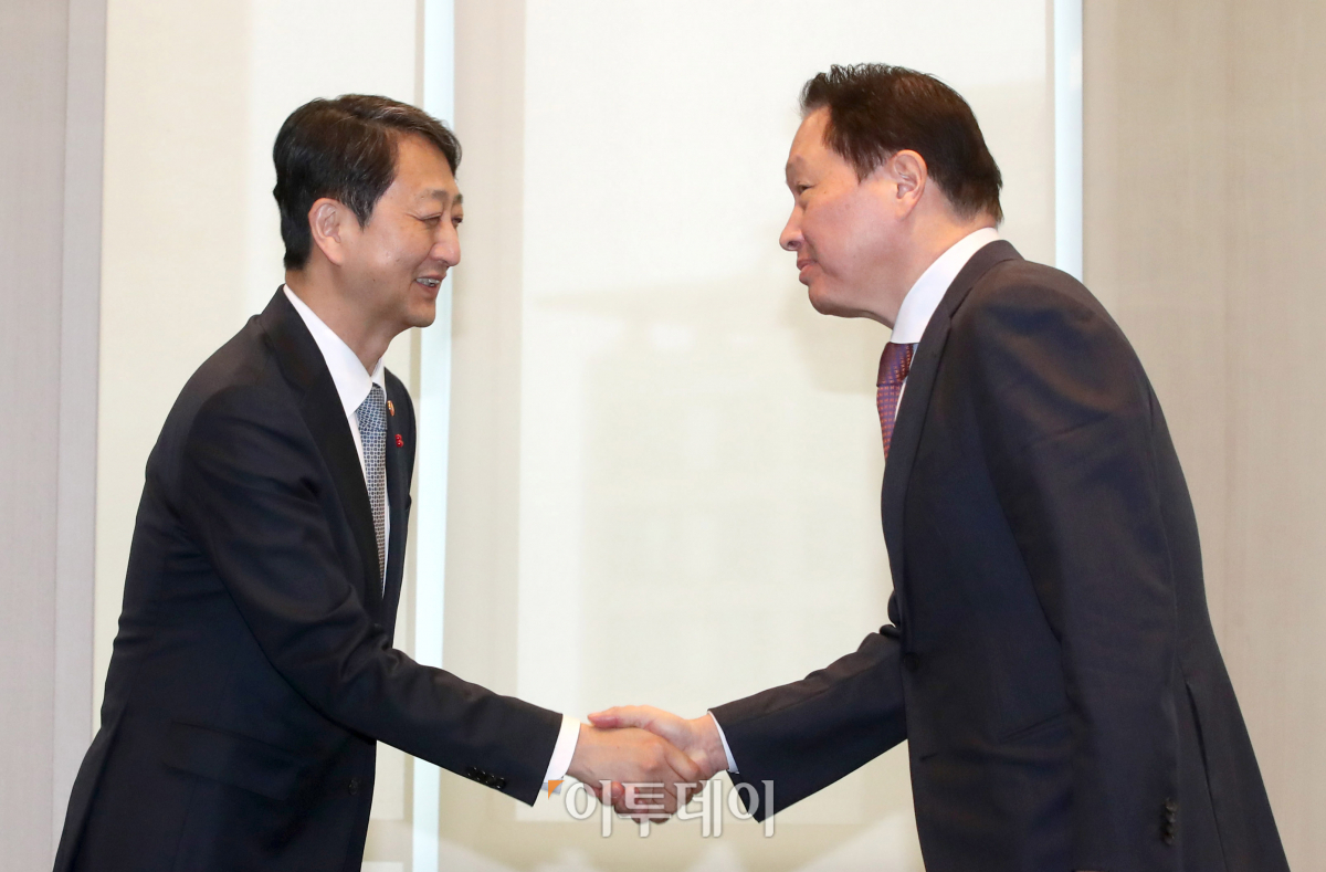 ▲안덕근 산업통상자원부 장관이 17일 서울 중구 대한상공회의소를 찾아 최태원 대한상공회의소 회장과 인사를 하고 있다. 조현호 기자 hyunho@