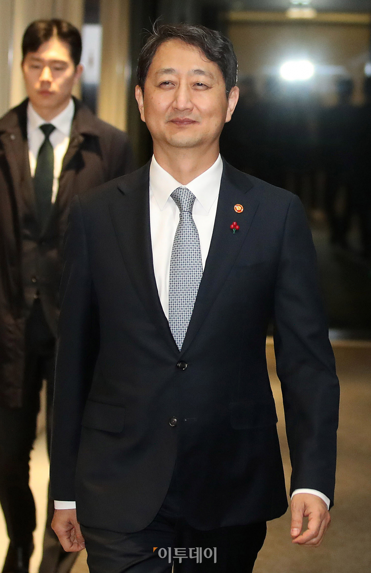▲안덕근 산업통상자원부 장관이 17일 서울 중구 대한상공회의소에서 최태원 대한상공회의소 회장과 면담을 하기 위해 입장하고 있다.  (조현호 기자 hyunho@)