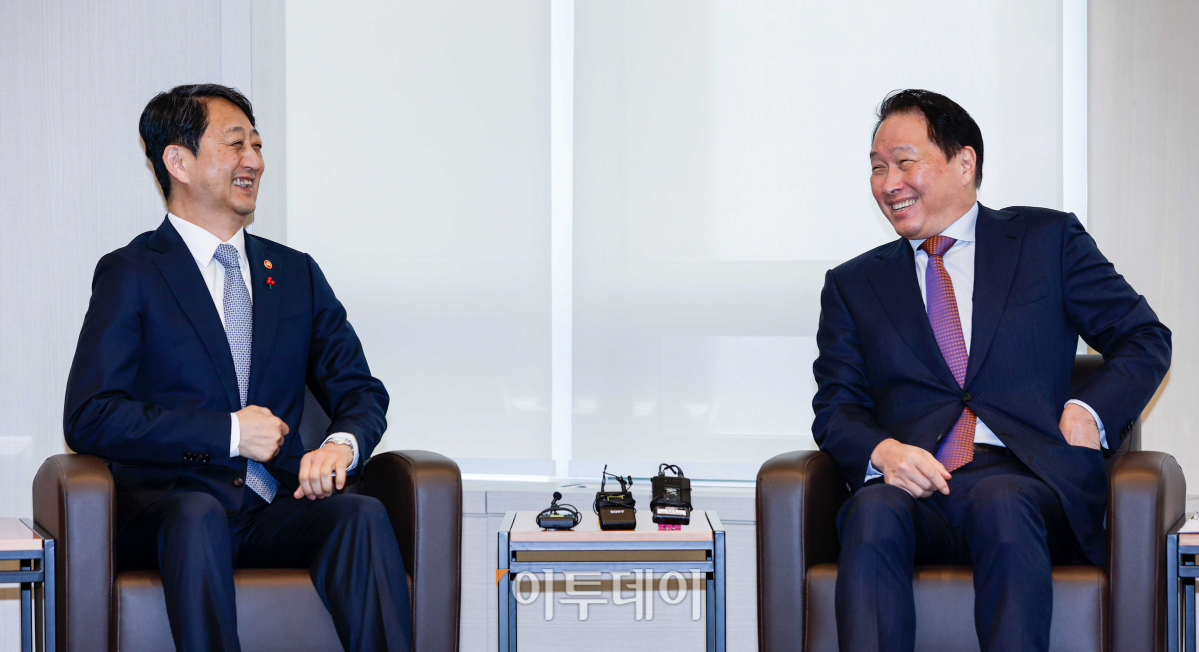 ▲안덕근 산업통상자원부 장관이 17일 서울 중구 대한상공회의소를 찾아 최태원 대한상공회의소 회장과 면담을 하고 있다. 조현호 기자 hyunho@