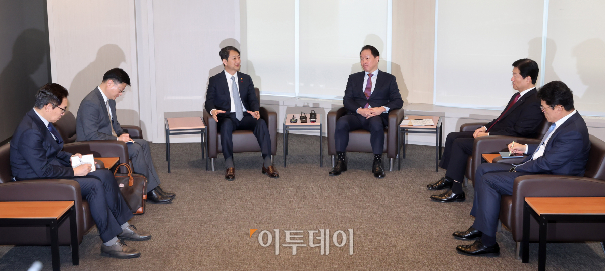 ▲안덕근 산업통상자원부 장관이 17일 서울 중구 대한상공회의소를 찾아 최태원 대한상공회의소 회장과 면담을 하고 있다. 조현호 기자 hyunho@