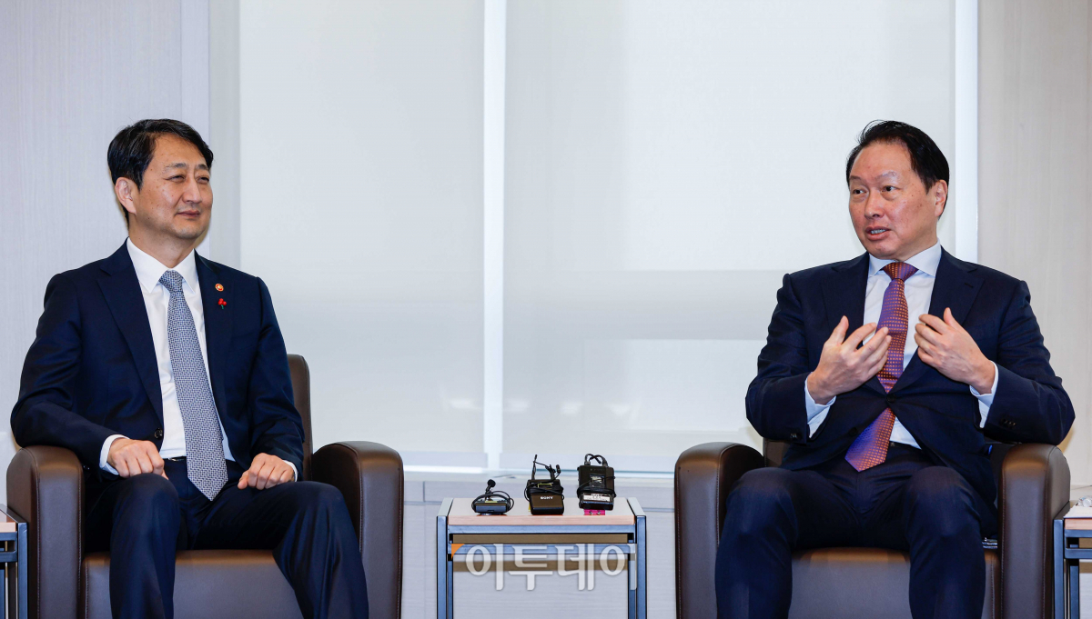 ▲안덕근 산업통상자원부 장관이 17일 서울 중구 대한상공회의소를 찾아 최태원 대한상공회의소 회장과 면담을 하고 있다. 조현호 기자 hyunho@