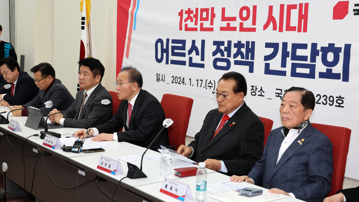 ▲윤재옥 국민의힘 원내대표가 17일 오전 서울 여의도 국회에서 열린 1천만 노인 시대, 어르신 정책 간담회에서 발언을 하고 있다. 2024.01.17. (뉴시스)