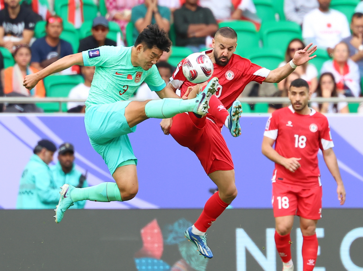 ▲17일 카타르 도하 앗수마마 스타디움에서 열린 2023 아시아축구연맹(AFC) 아시안컵 조별리그 A조 레바논과 중국의 경기. 주천제와 바레인 마흐디 알 후마이단이 볼경합을 벌이고 있다.  (연합뉴스)