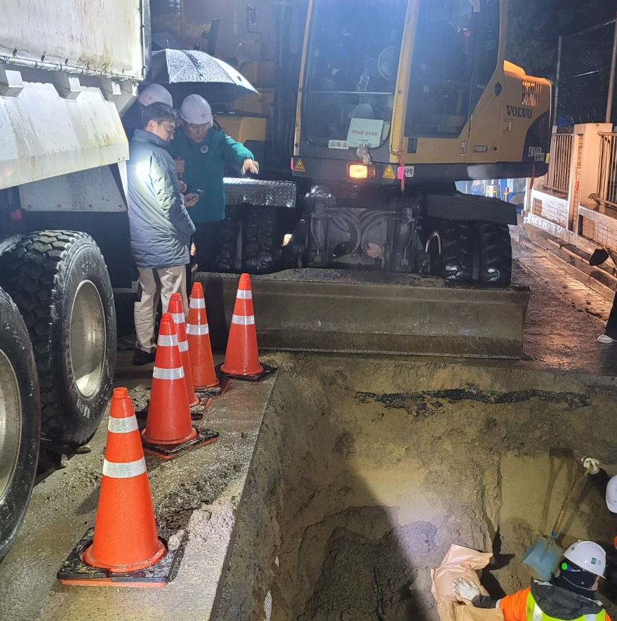 ▲서울 양천구 신정가압장 내부 밸브 누수 사고 현장을 찾은 오세훈 서울시장. (자료제공=서울시)