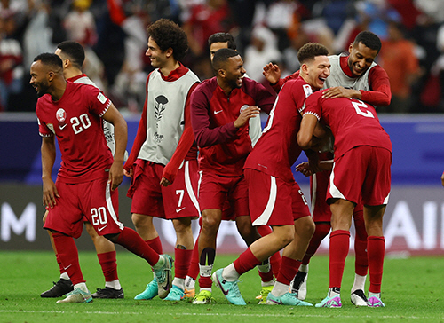 ▲17일(한국시간) 카타르 알코르 알바이트 스타디움에서 열린 2023 아시아축구연맹(AFC) 아시안컵 조별리그 A조 2차전에서 카타르 선수들이 타지키스탄을 1-0으로 승리한 후 기뻐하고 있다. (로이터/연합뉴스)

