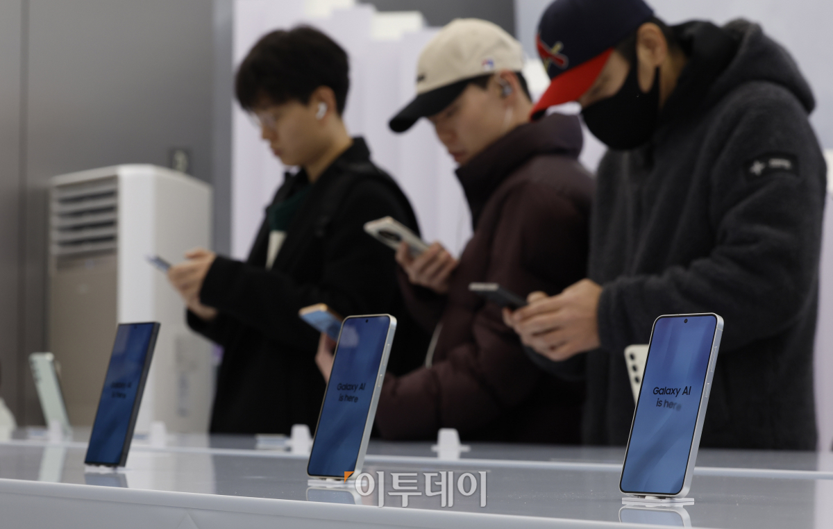 ▲18일 서울 서초구 삼성 강남에서 방문객들이 삼성전자의 신제품 갤럭시S24 시리즈를 살펴보고 있다. 삼성전자는 17일(현지시간) 오전 미 캘리포니아주 새너제이 SAP 센터에서 열린 '갤럭시 언팩 2024'에서 갤럭시 S24 시리즈를 공개했다. 이번 신제품은 '갤럭시 S24 울트라', '갤럭시 S24+', '갤럭시 S24' 총 3개 모델로 출시됐다. 19일부터 25일까지 사전 판매를 진행하며 31일 정식 출시한다. 조현호 기자 hyunho@