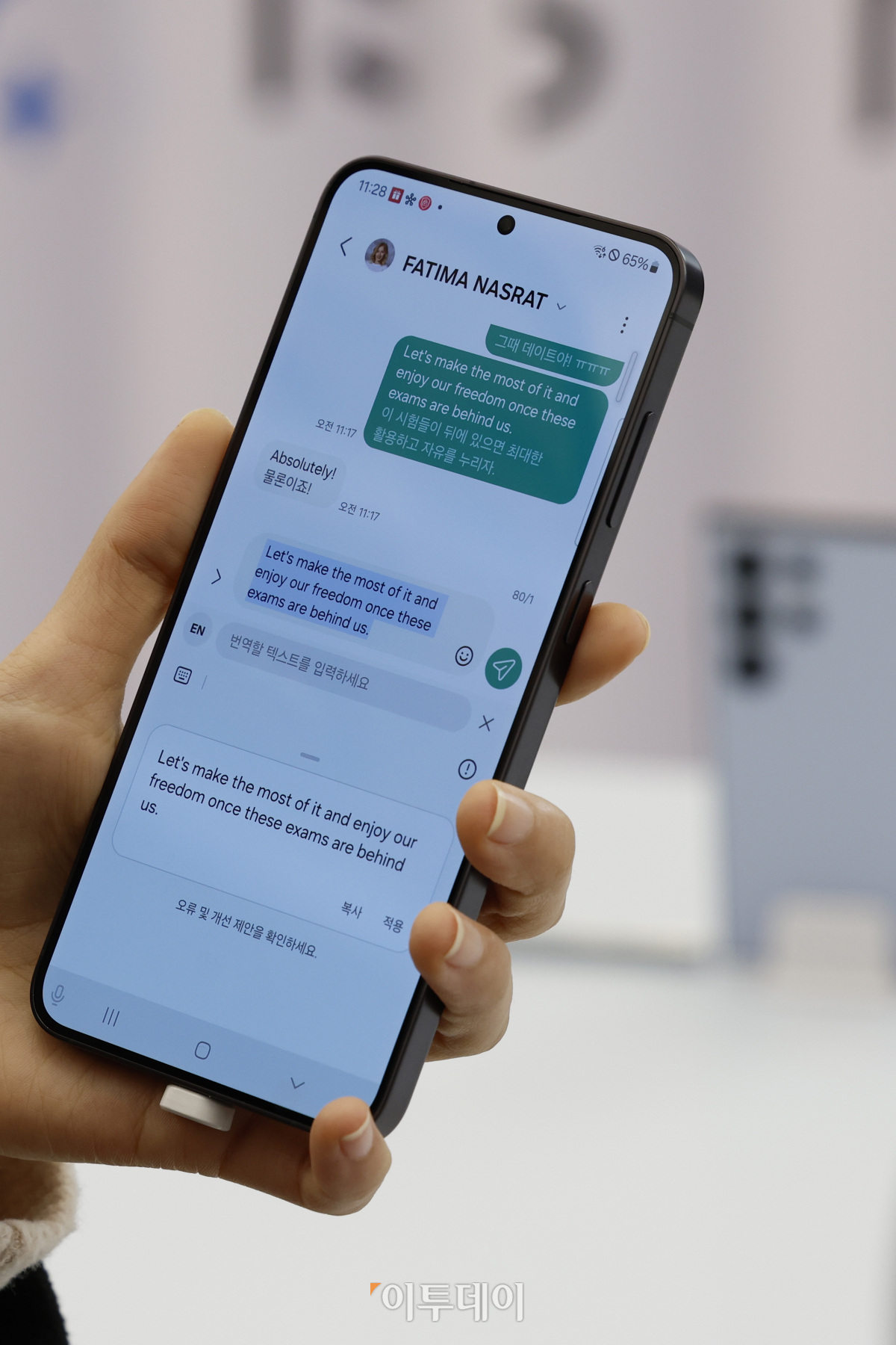 ▲18일 서울 서초구 삼성 강남에서 방문객들이 삼성전자의 신제품 갤럭시S24 시리즈를 살펴보고 있다. 삼성전자는 17일(현지시간) 오전 미 캘리포니아주 새너제이 SAP 센터에서 열린 '갤럭시 언팩 2024'에서 갤럭시 S24 시리즈를 공개했다. 이번 신제품은 '갤럭시 S24 울트라', '갤럭시 S24+', '갤럭시 S24' 총 3개 모델로 출시됐다. 19일부터 25일까지 사전 판매를 진행하며 31일 정식 출시한다. 조현호 기자 hyunho@