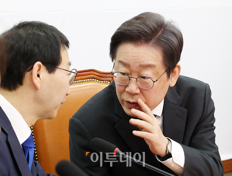 ▲이재명(오른쪽) 더불어민주당 대표가 18일 서울 여의도 국회에서 저출생 종합대책 발표를 마치고 김성주 정책위 수석부의장과 대화하고 있다. 고이란 기자 photoeran@