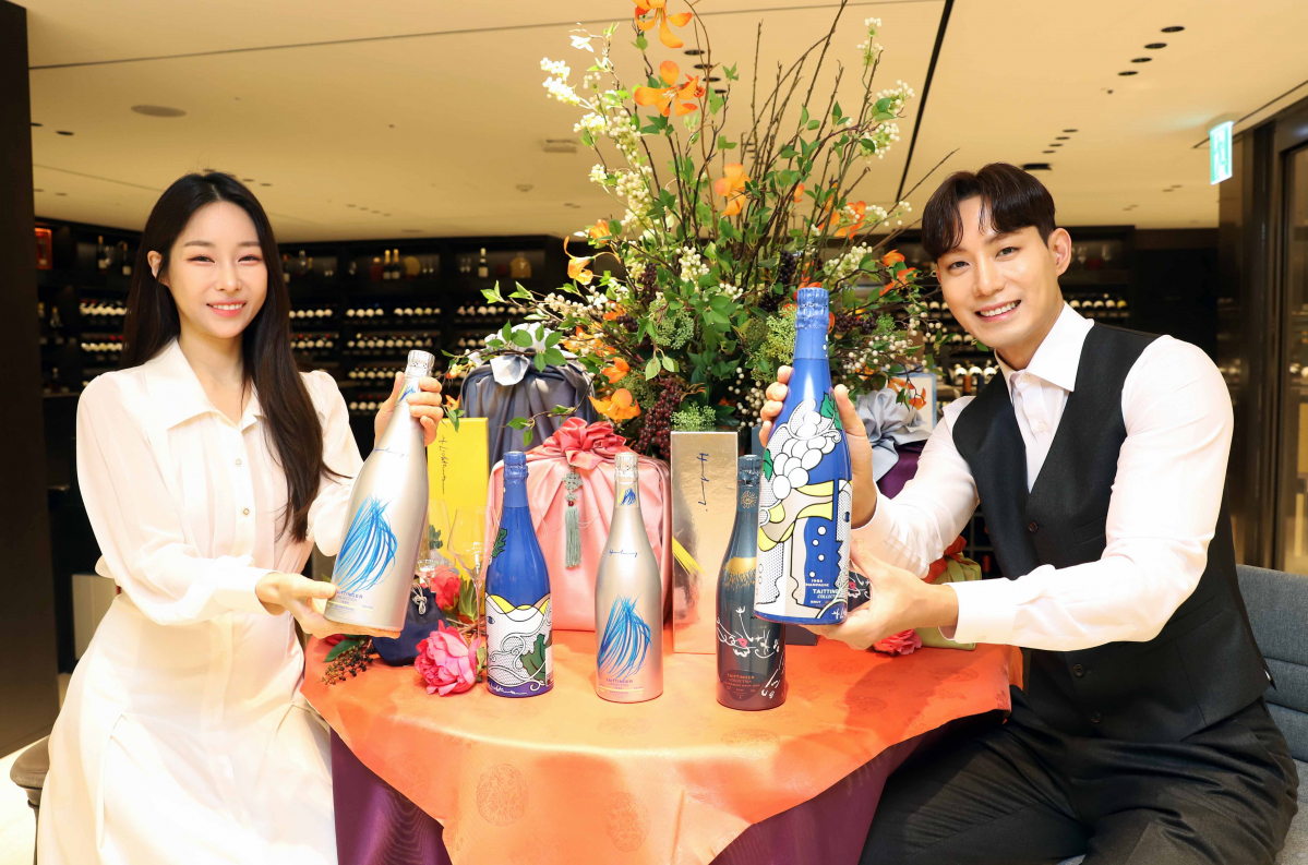 ▲신세계백화점 모델들이 18일 떼땅져 '아티스트 컬렉션'을 소개하고 있다. (사진제공=신세계백화점)