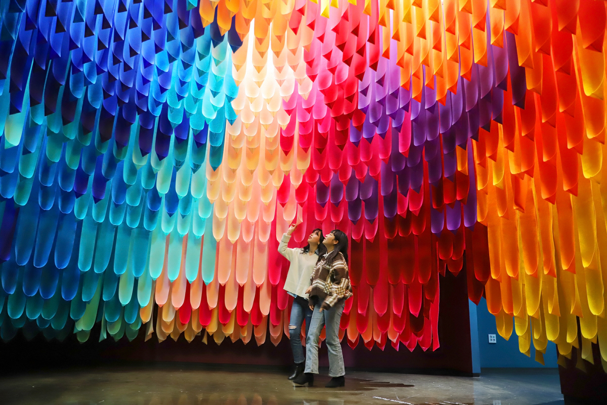 ▲디에잇이 영감을 받은 제주 생태문화전시관 ‘버디프렌즈 플래닛’ 내 깃털숲 포토존
