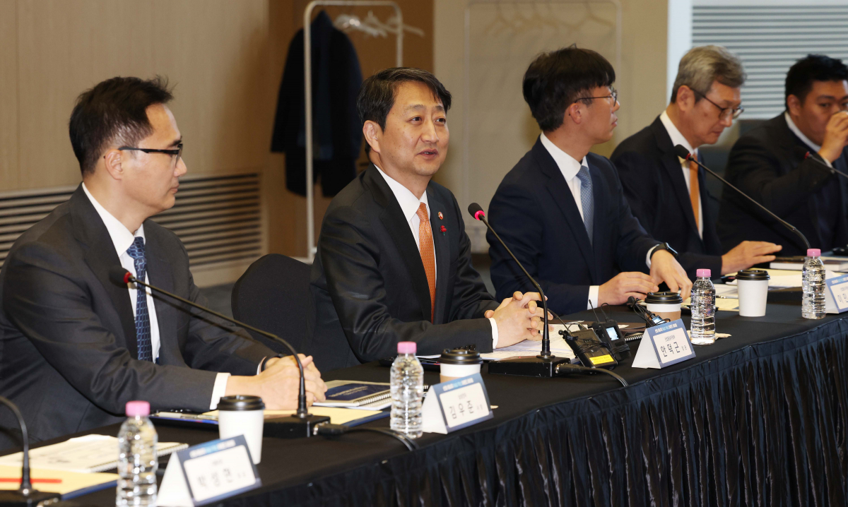 ▲안덕근 산업통상자원부 장관이 18일 서울 서초구 삼성전자 서울 R&D캠퍼스에서 열린 ‘산업·에너지 R&D 혁신 라운드 테이블’에서 모두발언을 하고 있다. 신태현 기자 holjjak@