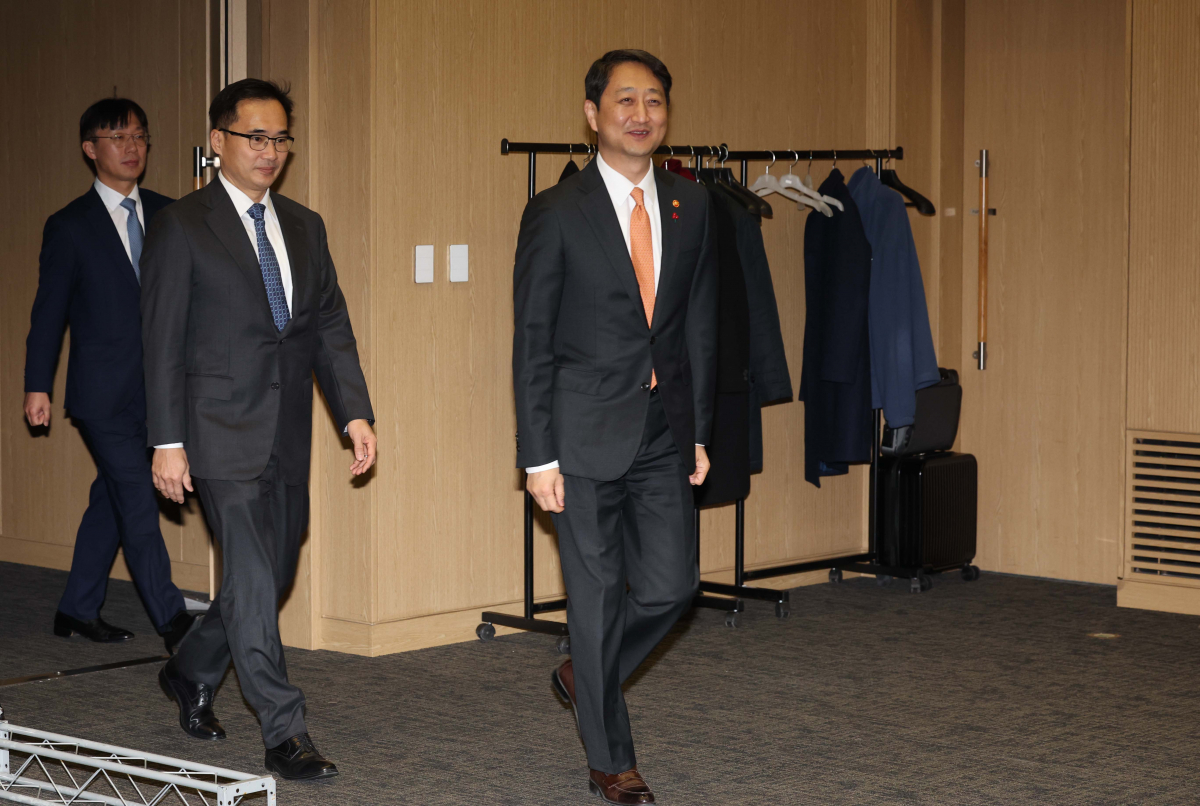 ▲안덕근(가운데) 산업통상자원부 장관과 김우준 삼성전자 네트워크사업부장(사장)이 18일 서울 서초구 삼성전자 서울 R&D캠퍼스에서 열린 ‘산업·에너지 R&D 혁신 라운드 테이블’에 참석하고 있다. 신태현 기자 holjjak@