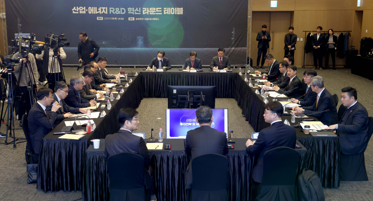 ▲안덕근 산업통상자원부 장관이 18일 서울 서초구 삼성전자 서울 R&D캠퍼스에서 열린 ‘산업·에너지 R&D 혁신 라운드 테이블’에서 모두발언을 하고 있다. 신태현 기자 holjjak@