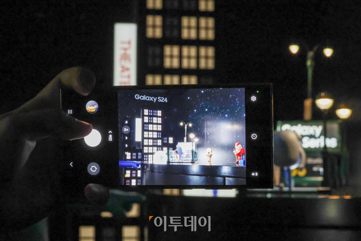 ▲삼성전자의 갤럭시 S24 시리즈가 출시된 18일 서울 서초구 신세계 센트럴시티에 마련된 갤럭시 AI 체험공간 '갤럭시 익스피리언스 스페이스'에서 방문객들이 삼성전자의 신제품 갤럭시 S24 시리즈를 체험하고 있다. 삼성전자는 이날부터 한국, 미국, 영국, 프랑스 등 전세계 8개 도시에 갤럭시 익스피리언스 스페이스 운영을 시작한다. 체험공간에서는 갤럭시 신제품 체험과 갤럭시 AI를 활용한 13개국어 실시간 통·번역, 사진·영상 편집 등 체험할 수 있다. 조현호 기자 hyunho@