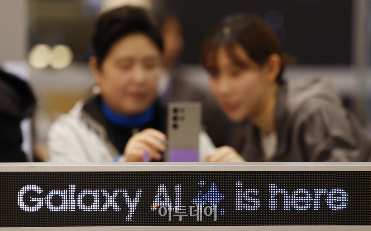 ▲삼성전자의 갤럭시 S24 시리즈가 출시된 18일 서울 서초구 신세계 센트럴시티에 마련된 갤럭시 AI 체험공간 '갤럭시 익스피리언스 스페이스'에서 방문객들이 삼성전자의 신제품 갤럭시 S24 시리즈를 체험하고 있다. 삼성전자는 이날부터 한국, 미국, 영국, 프랑스 등 전세계 8개 도시에 갤럭시 익스피리언스 스페이스 운영을 시작한다. 체험공간에서는 갤럭시 신제품 체험과 갤럭시 AI를 활용한 13개국어 실시간 통·번역, 사진·영상 편집 등 체험할 수 있다. 조현호 기자 hyunho@